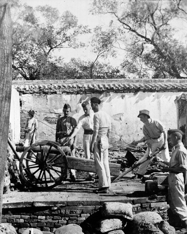 'Betsy' the makeshift cannon at the British Legation, 1900