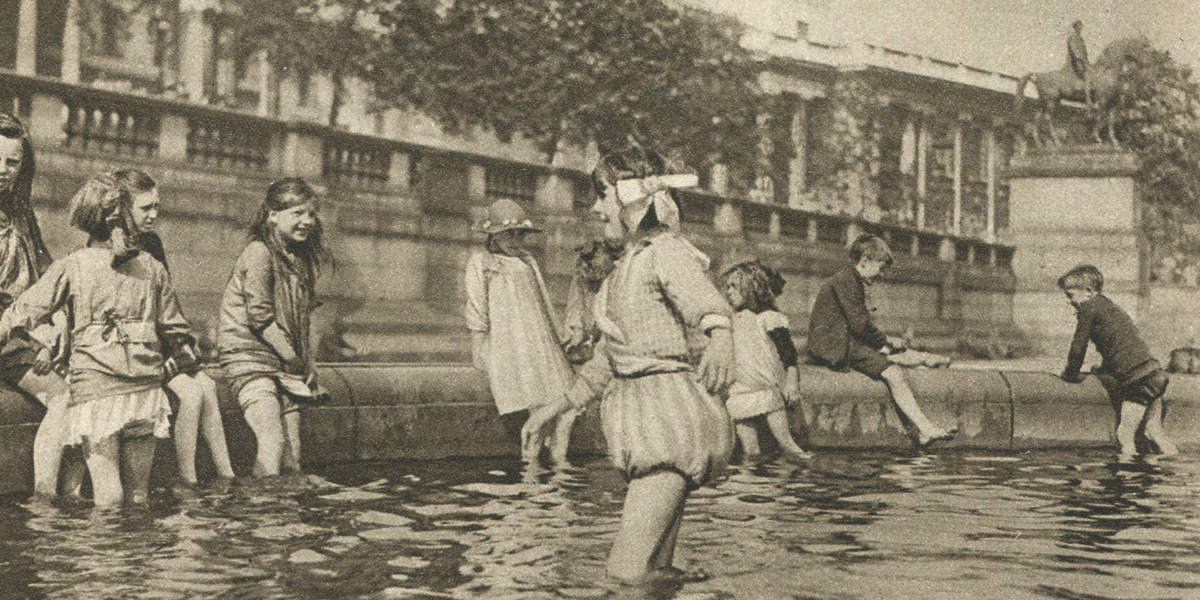 Children playing in Trafalgar Square, 1927