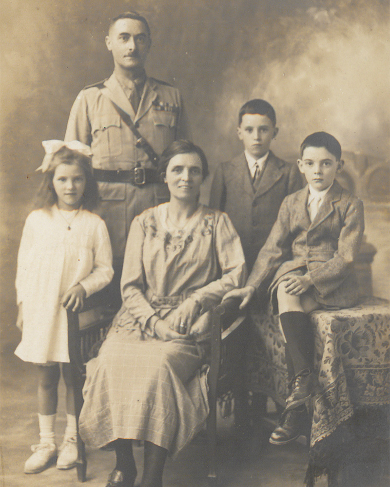 Wilfred and Rebecca Senior with their children, c1917