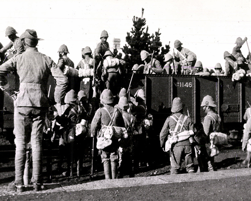 The 1st Royal Irish Fusiliers entraining at Colenso, 1900