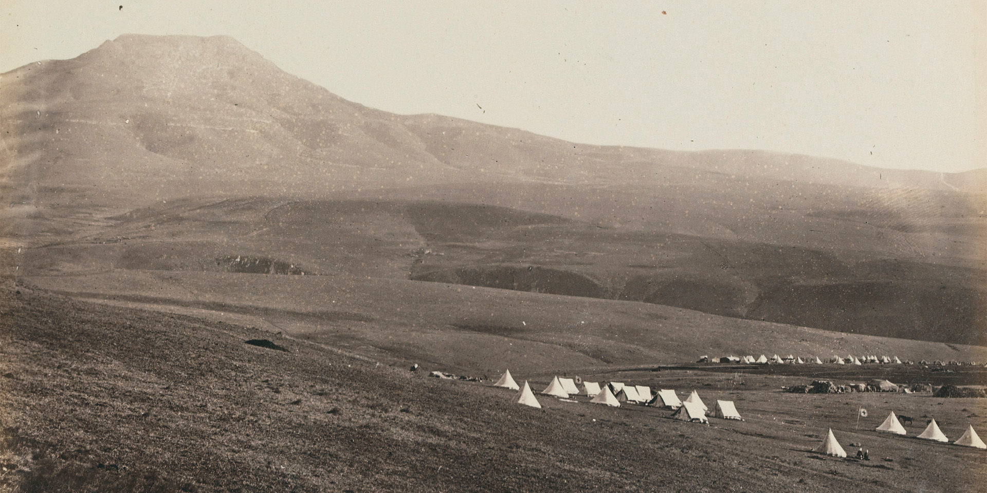 Photograph of Laing’s Nek and Majuba Hill with Mount Prospect camp and hospital in foreground