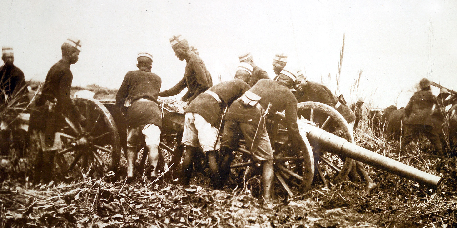 Askaris moving a field gun in East Africa