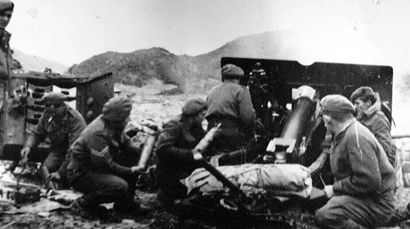 A 25-pounder of 45 Field Regiment, Royal Artillery, fires at enemy positions on the Imjin, 1951