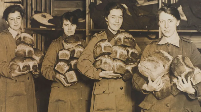 Queen Mary's Army Auxiliary Corps personnel with bread for the troops, 1918