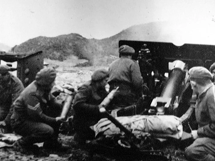 A 25-pounder of 45 Field Regiment, Royal Artillery, fires at enemy positions on the Imjin, 1951