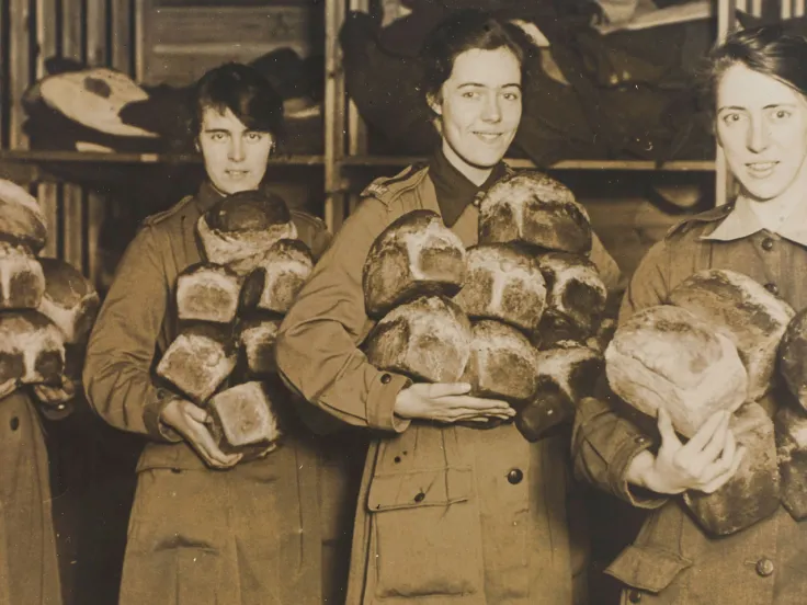 Queen Mary's Army Auxiliary Corps personnel with bread for the troops, 1918