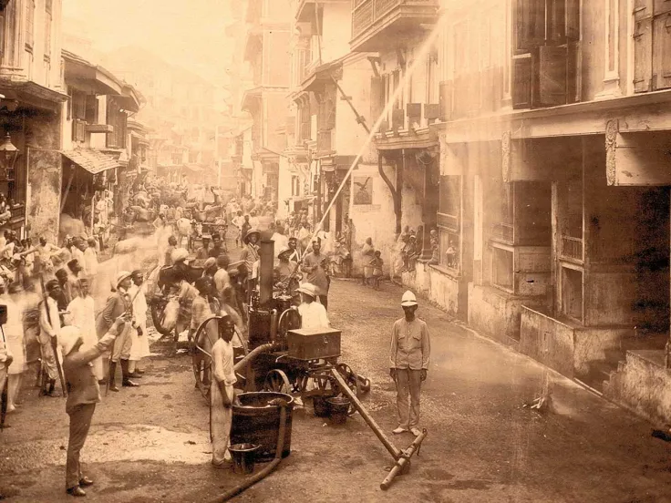 Disinfecting plague houses with a flushing engine, 1897