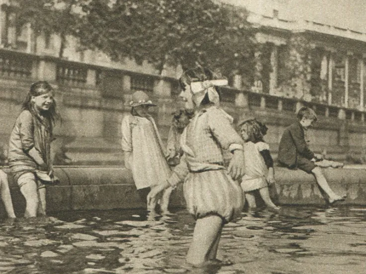 Children playing in Trafalgar Square, 1927