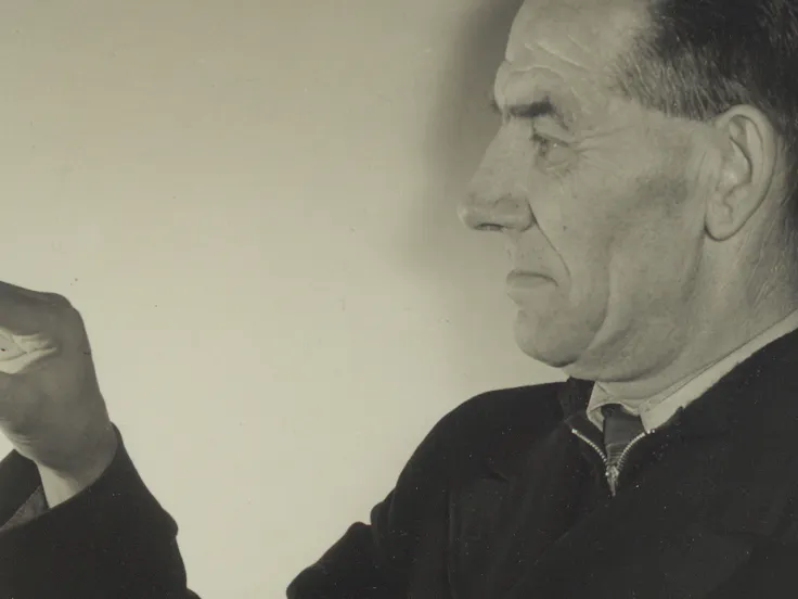 Alfred Smith, photographed in 1954, holding up the bullet which had remained in his lung for 26 years