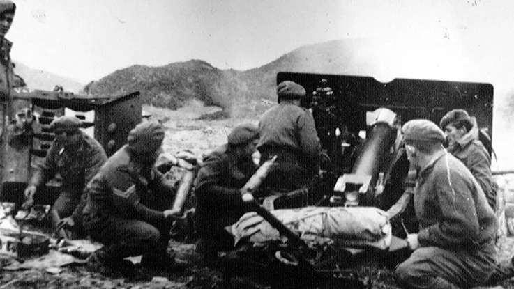 A 25-pounder of 45 Field Regiment, Royal Artillery, fires at enemy positions on the Imjin, 1951