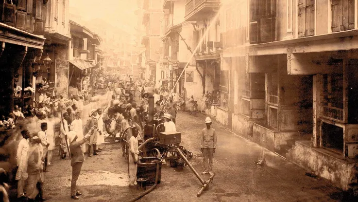 Disinfecting plague houses with a flushing engine, 1897