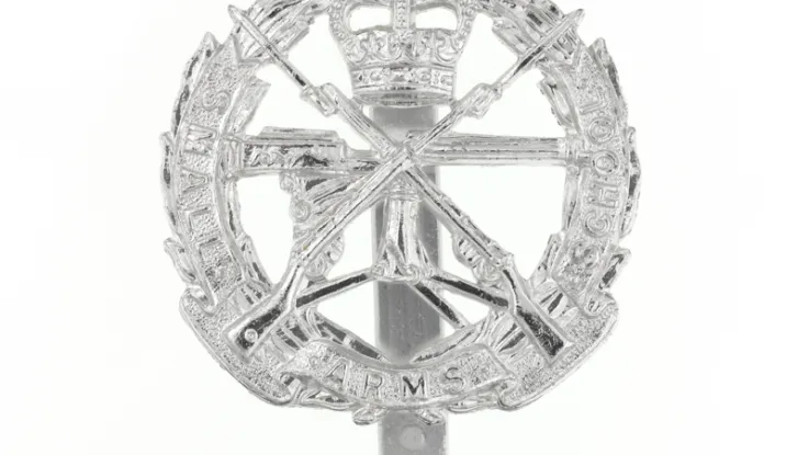 Other ranks’ cap badge, Small Arms School Corps, c1956