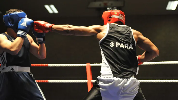 A soldier from 3rd Battalion The Parachute Regiment fights a boxer from Oxford University, 2009