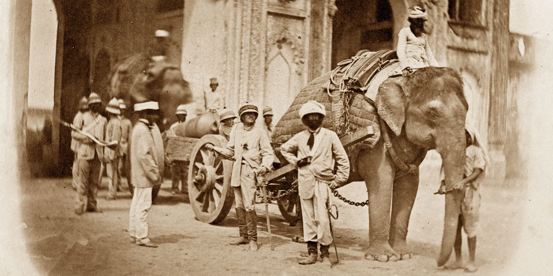 1858 में भारतीय विद्रोह के दौरान एक फील्ड गन खींचता हुआ हाथी