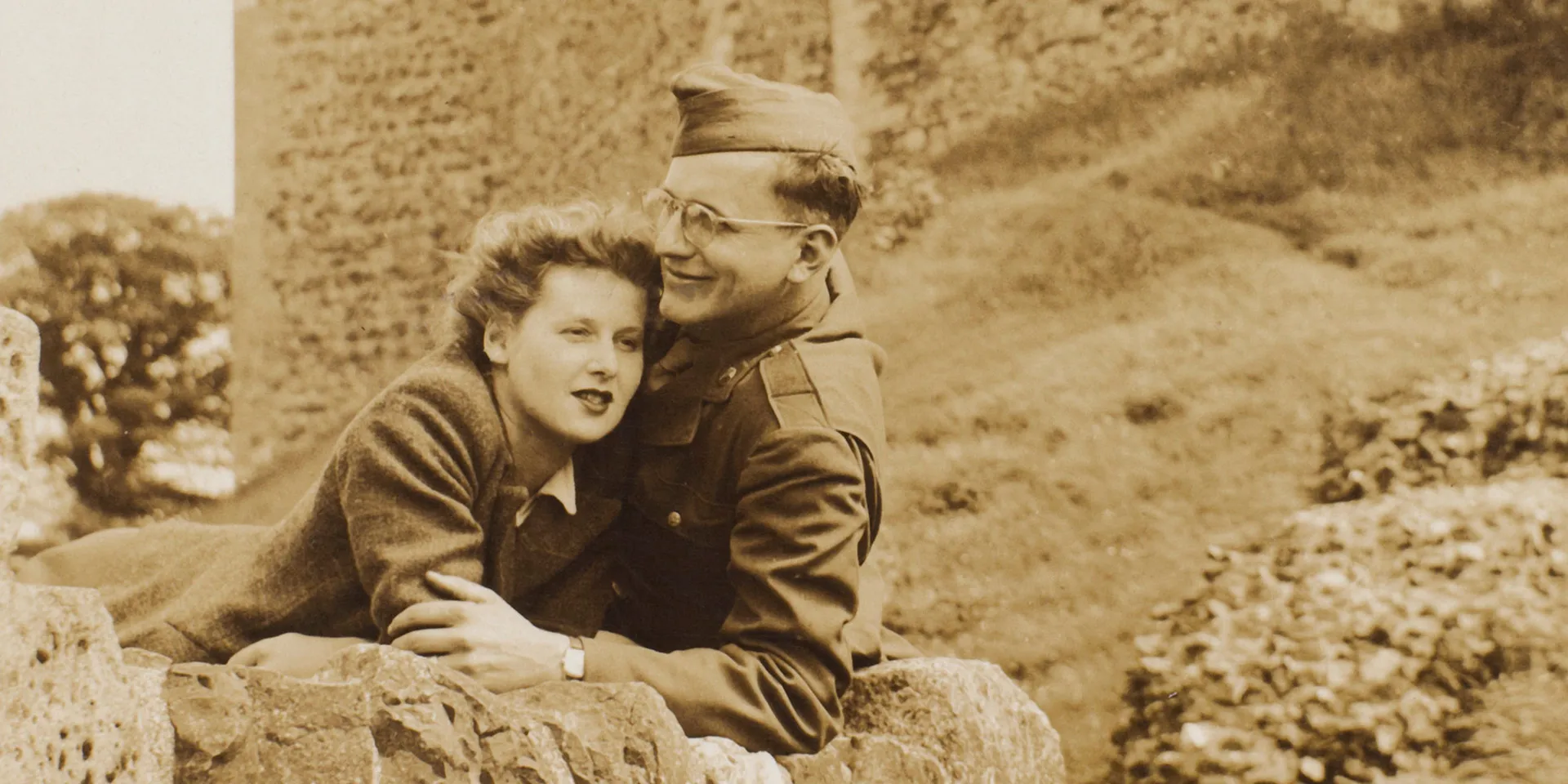 Heather with Rick, an airman of the US 390th Bomb Group, at Framlingham Castle.