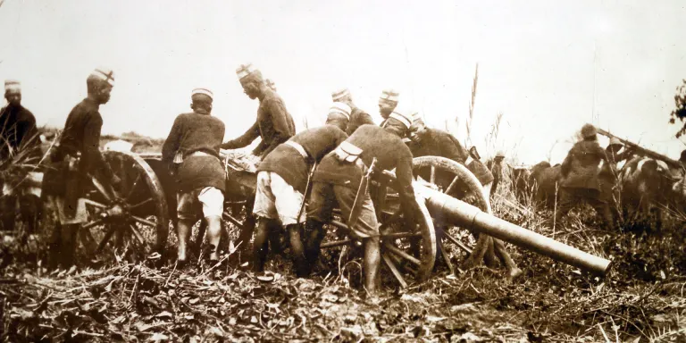 Askaris troops manning a field gun during the East Africa Campaign, 1914