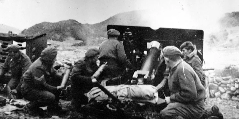 A Royal Artillery 25-pounder field gun in action in Korea, 1951