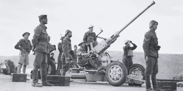 Greek and British soldiers man an anti-aircraft gun, 1941