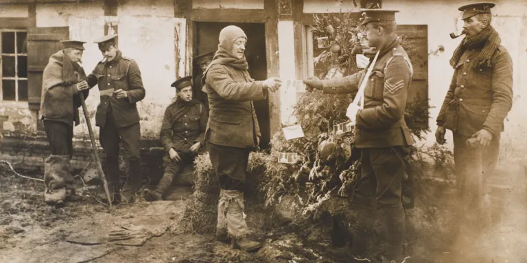 Troops receiving the King's and Queen's Christmas cards, 1914