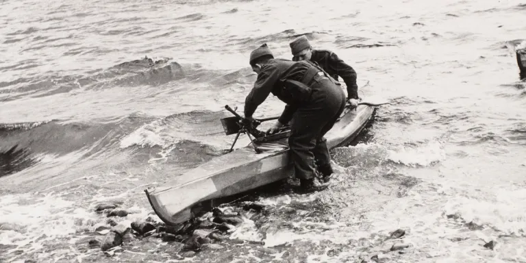 Commandos training with a two-man canoe, October 1941