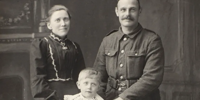Private Charlie Cole with his wife and son, 1914. 