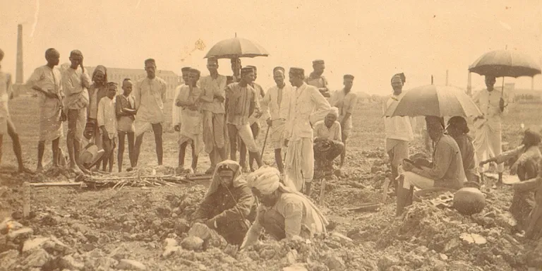 A grave being dug in the Hindu Burial Ground, Haines Road, Bombay, 1897