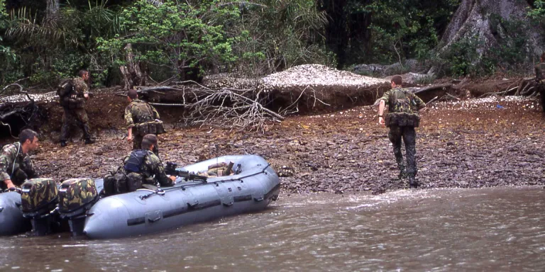 Special Forces deploy by boat during Operation Barras, September 2000